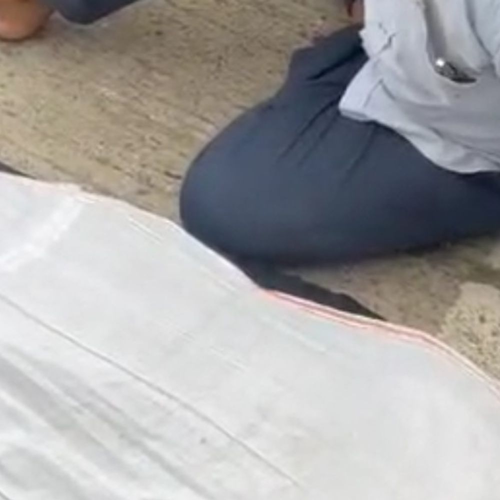 पत्नी के पास बैठा पति, एम्बुलेंस का इंतजार करता रहा:सड़क हादसे में घायल महिला ने दम तोड़ा; मय्यत से वापस आ रहे थे, वाहन ने टक्कर मारी