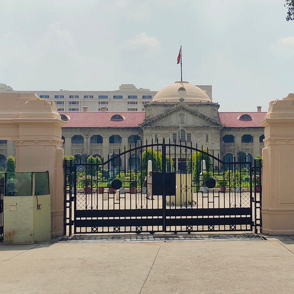 12 साल से टूटी सड़कों पर हाईकोर्ट इलाहाबाद में याचिका:कालिंदीपुरम की चार मुख्य सड़कों की मरम्मत के लिए पीडीए और नगर निगम को नोटिस