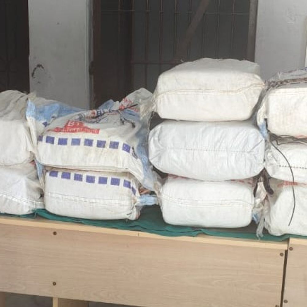 बेतिया में भारत-नेपाल सीमा पर 101 किलो गांजा बरामद:तस्कर मौके से भागे, SSB ने सहोदरा थाना पुलिस को सौंपा गांजा