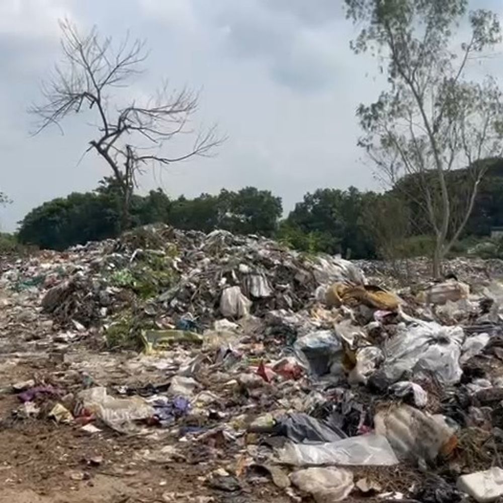 पीलीभीत-हरिद्वार हाईवे पर 600 मी. तक भरा पानी:नगरपालिका की लापरवाही से लोगों को सांस लेने में तकलीफ, प्रशासन बेफिक्र