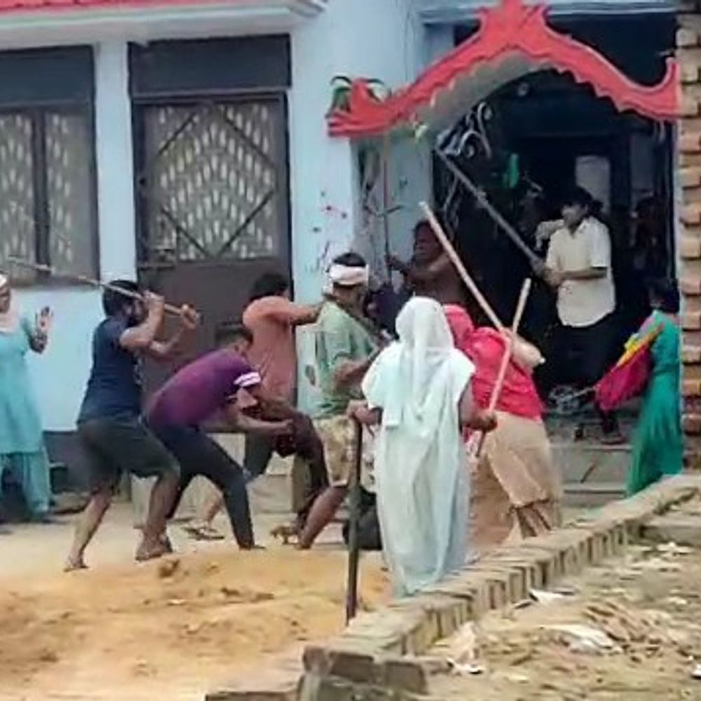घर से निकलते ही सगे भाइयों पर हमला, VIDEO:लोहे की रॉड से पीटा, जमकर चले लाठी-डंडे, कार्रवाई के लिए SP से मिले परिजन