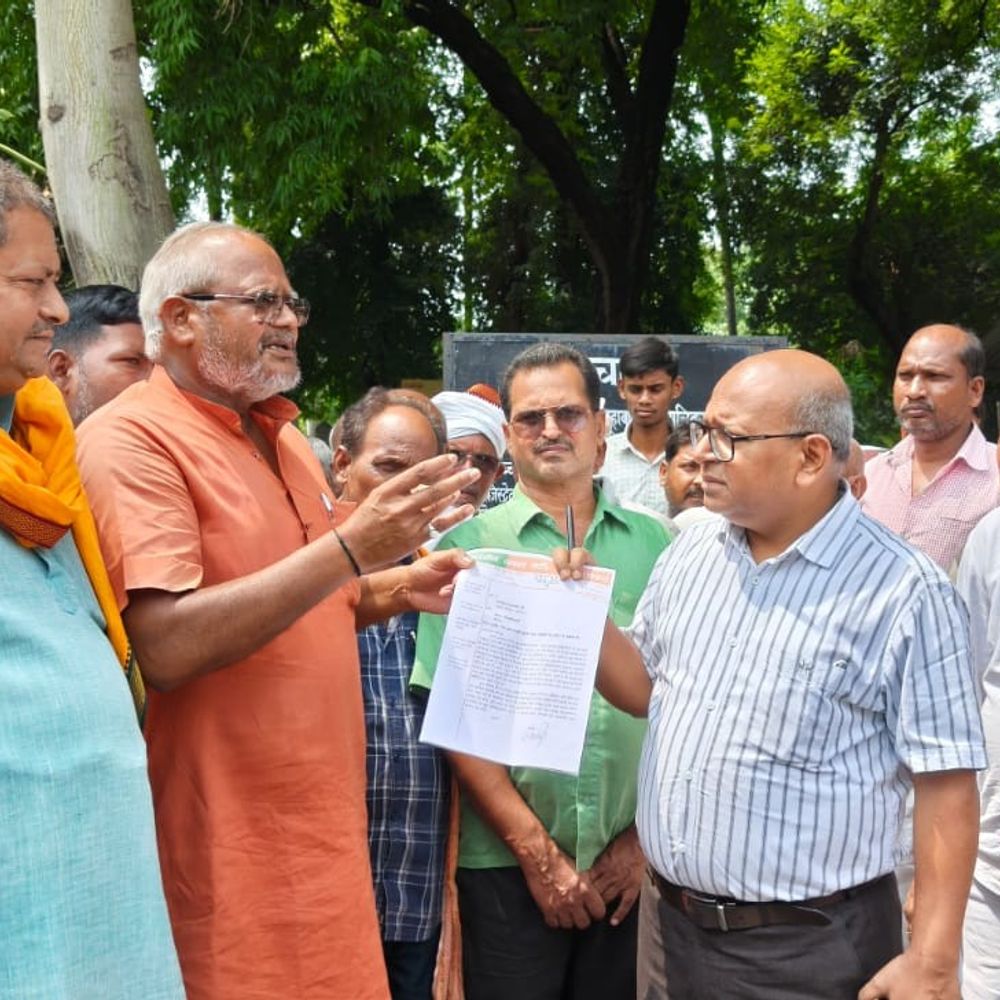 बलिया में मल्लाह समाज की आजीविका पर संकट:गंगा में मछली पकड़ने के ठेके से मछुआरों का विरोध, डीएम को सौंपा ज्ञापन