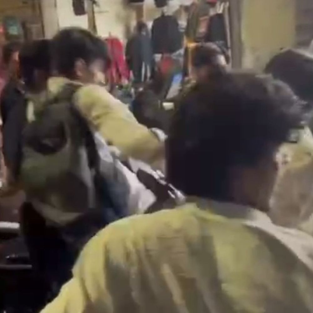 मेरठ में दो गुटों के बीच सड़क पर झगड़ा:नौचंदी थाना क्षेत्र का वीडियो वायरल, पुलिस जांच में जुटी