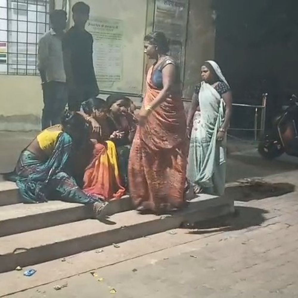 उन्नाव में सड़क हादसे में एक महिला की मौत:तेज रफ्तार वाहन ने 4 लोगों को टक्कर मारी, 3 गंभीर