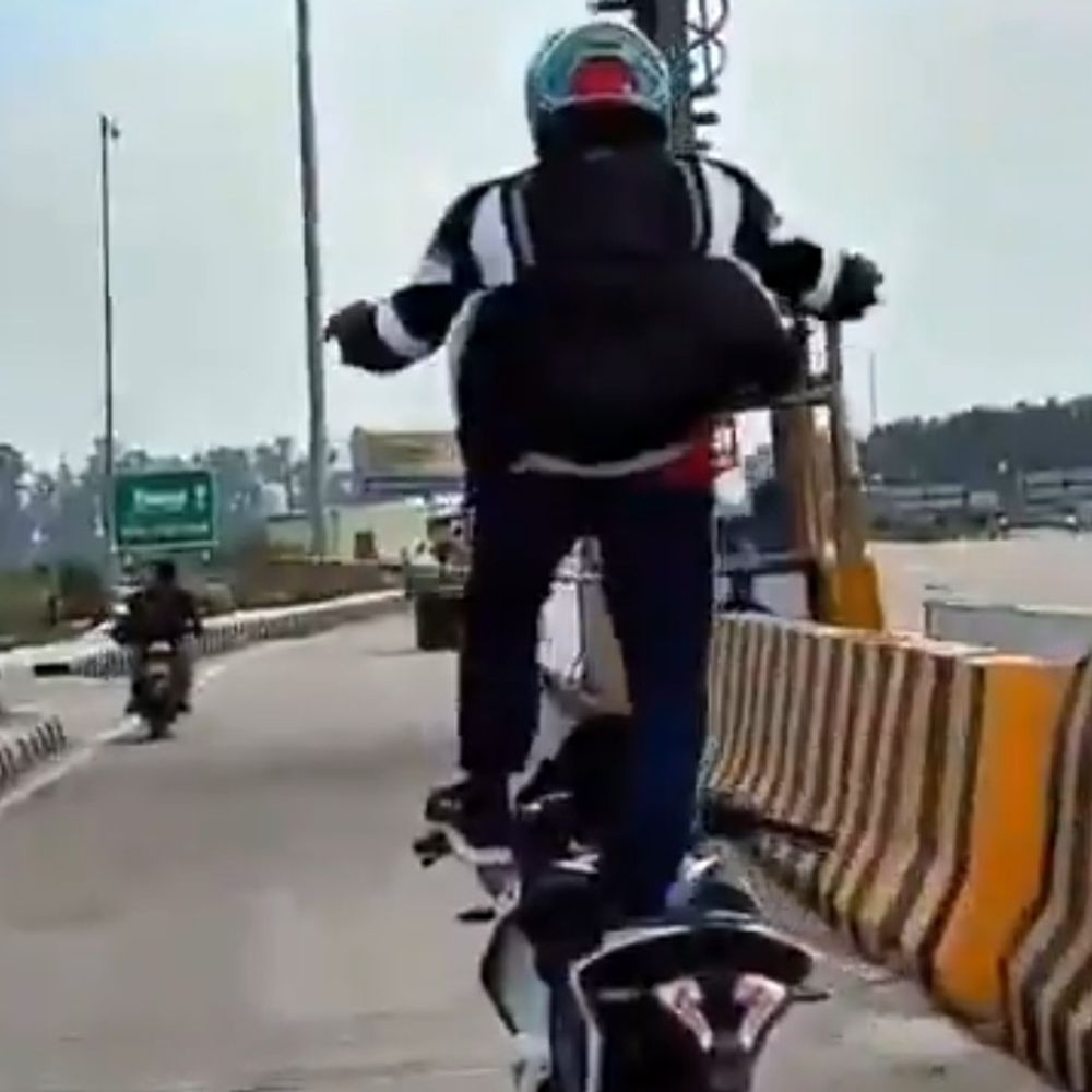 बिजनौर NH पर बाइक स्टंट:टोल प्लाजा के पास बाइक पर खड़े होकर निकला युवक, वीडियो वायरल