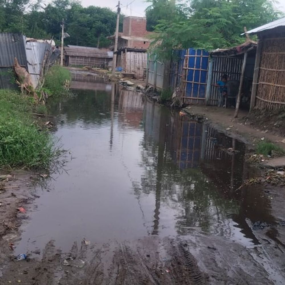 बेलदौर में जलजमाव से ग्रामीण परेशान:नारदपुर में 4 महीने से सड़क पर भरा पानी, जल निकासी के लिए प्रशासन से गुहार