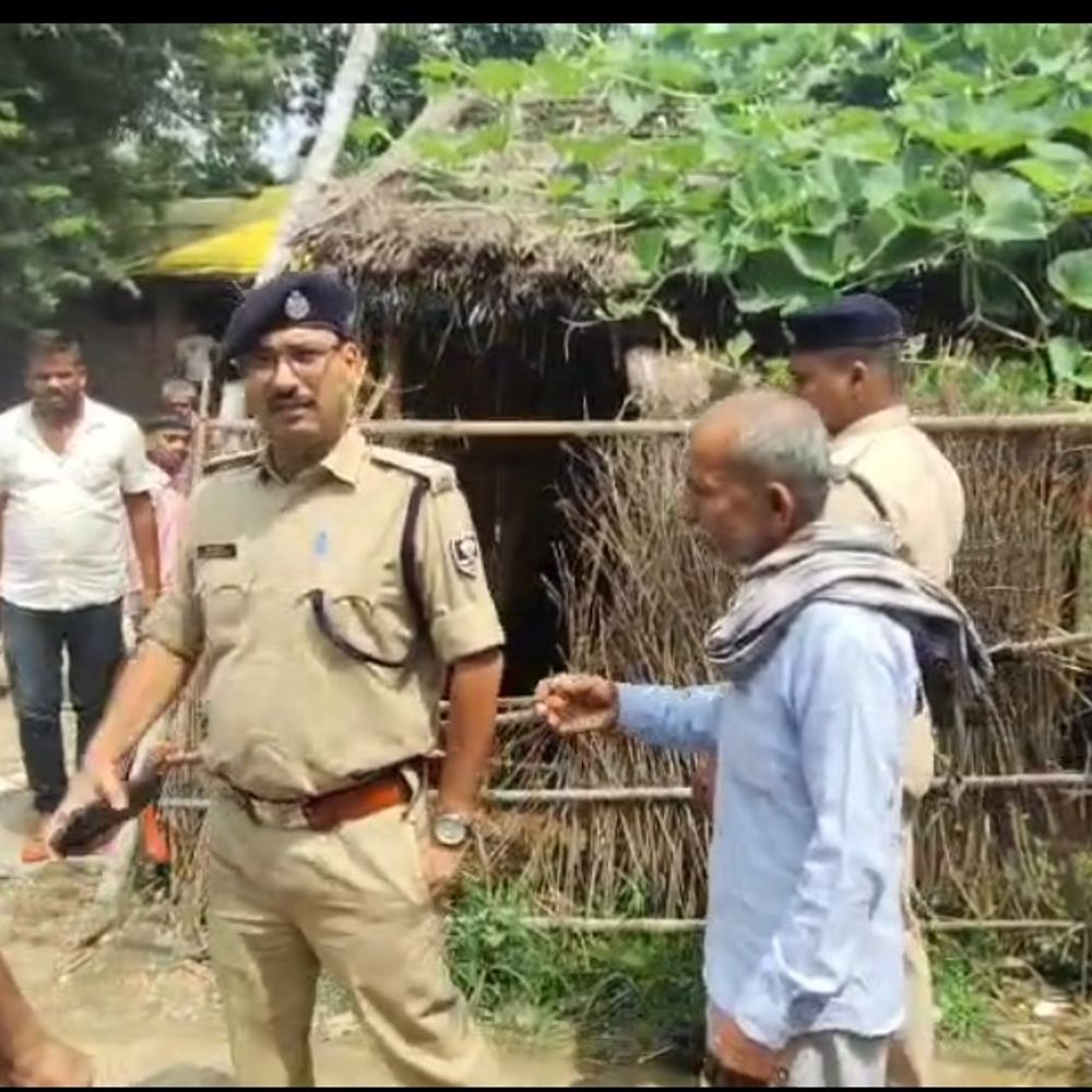 नाली निर्माण को लेकर विवाद, ठेकेदार ने की फायरिंग:बक्सर में ग्रामीणों ने चलाए ईंट-पत्थर, बाइक छोड़ मौके से भागा कांट्रेक्टर