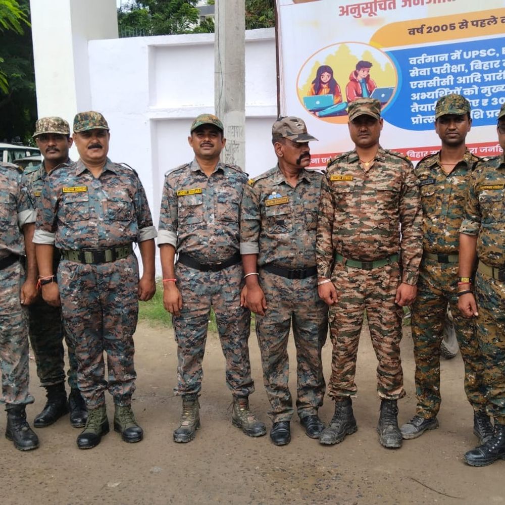 डायल 112 के चालकों ने मांगा राज्यकर्मी का दर्जा:शिवहर में पूर्व सैनिक चालकों ने पुलिस अधीक्षक को आवेदन सौंपा