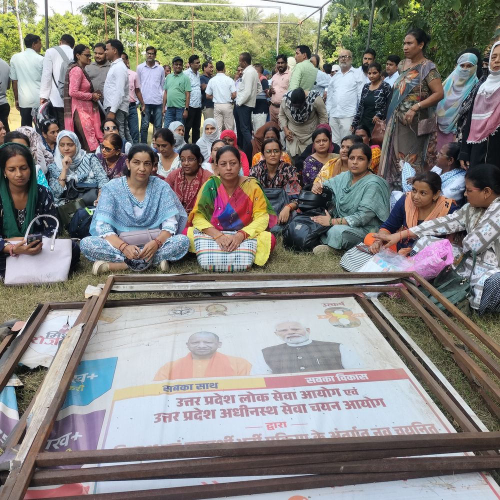 टीईटी पर SC के फैसले से शिक्षकों में आक्रोश:रामपुर में कलेक्ट्रेट के सामने प्रदर्शन कर पीएम के नाम भेजा ज्ञापन