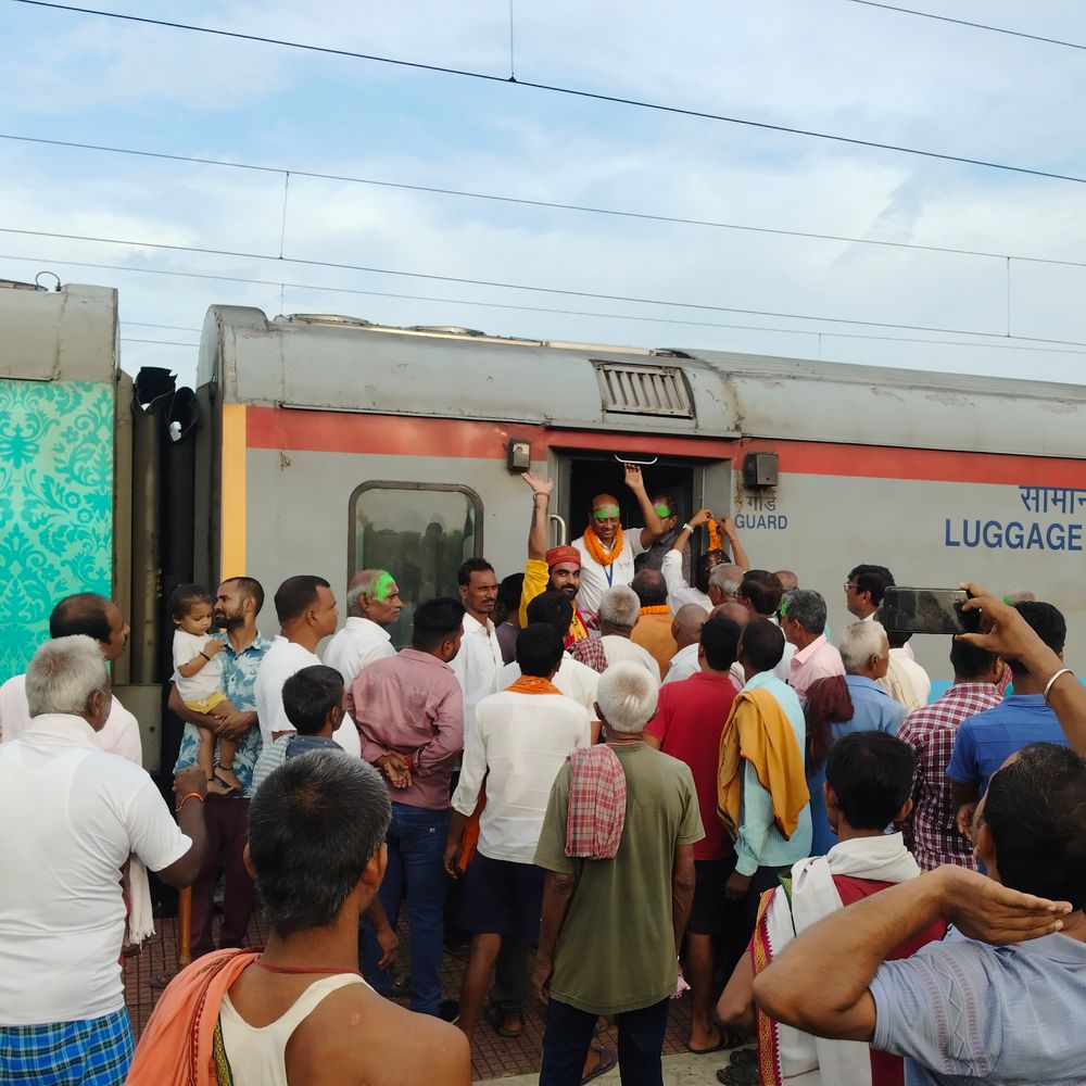 बांका के धौनी स्टेशन पर पहली बार रुकी हमसफर एक्सप्रेस:600 रुपए में दिल्ली का सफर, स्थानीय लोगों ने बैंड-बाजे से किया स्वागत; सेल्फी भी ली