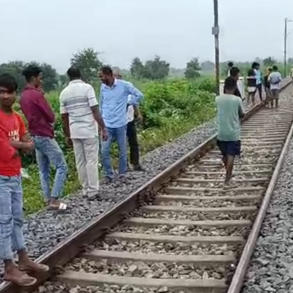 सीवान रेल हादसे में 2 मजदूर की मौत:शौच के लिए ट्रैक पार कर रहे थे, अरुणाचल एक्सप्रेस से टक्कर में गई जान