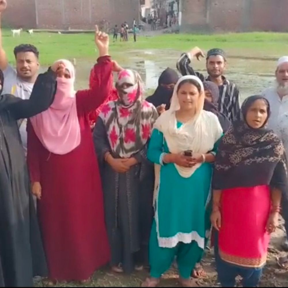 सहारनपुर में लोगों ने किया प्रदर्शन:राहत गार्डन में जलभराव का किया विरोध, सफाई की मांग