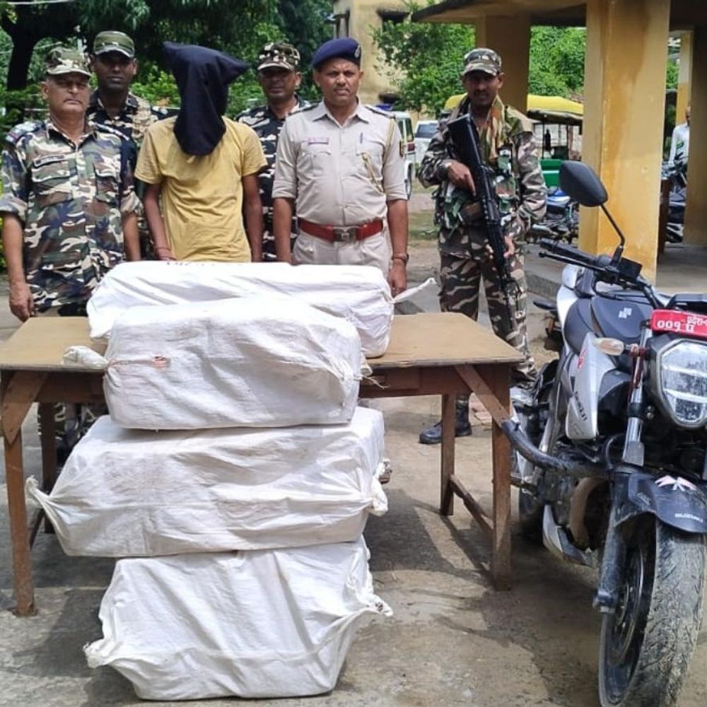 मधुबनी में 121.68 किलो गांजा बरामद, तस्कर गिरफ्तार:SSB और पुलिस का जॉइंट एक्शन, नेपाल से भारत तक गांजा तस्करी का खुलासा