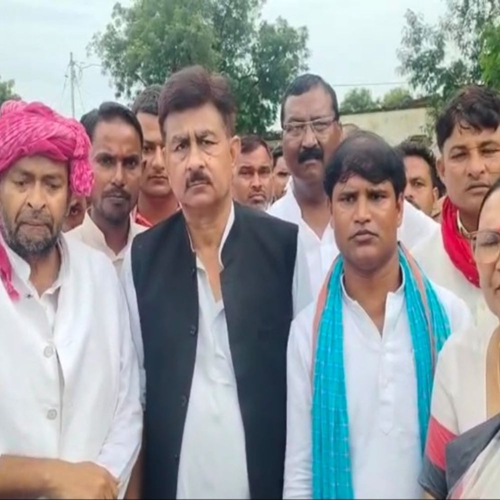 छात्रा से दुष्कर्म-कुकर्म के बाद हत्या, आरोपी फरार:सपा प्रतिनिधि मंडल परिवार से मिला, एक लाख का सौंपा चेक