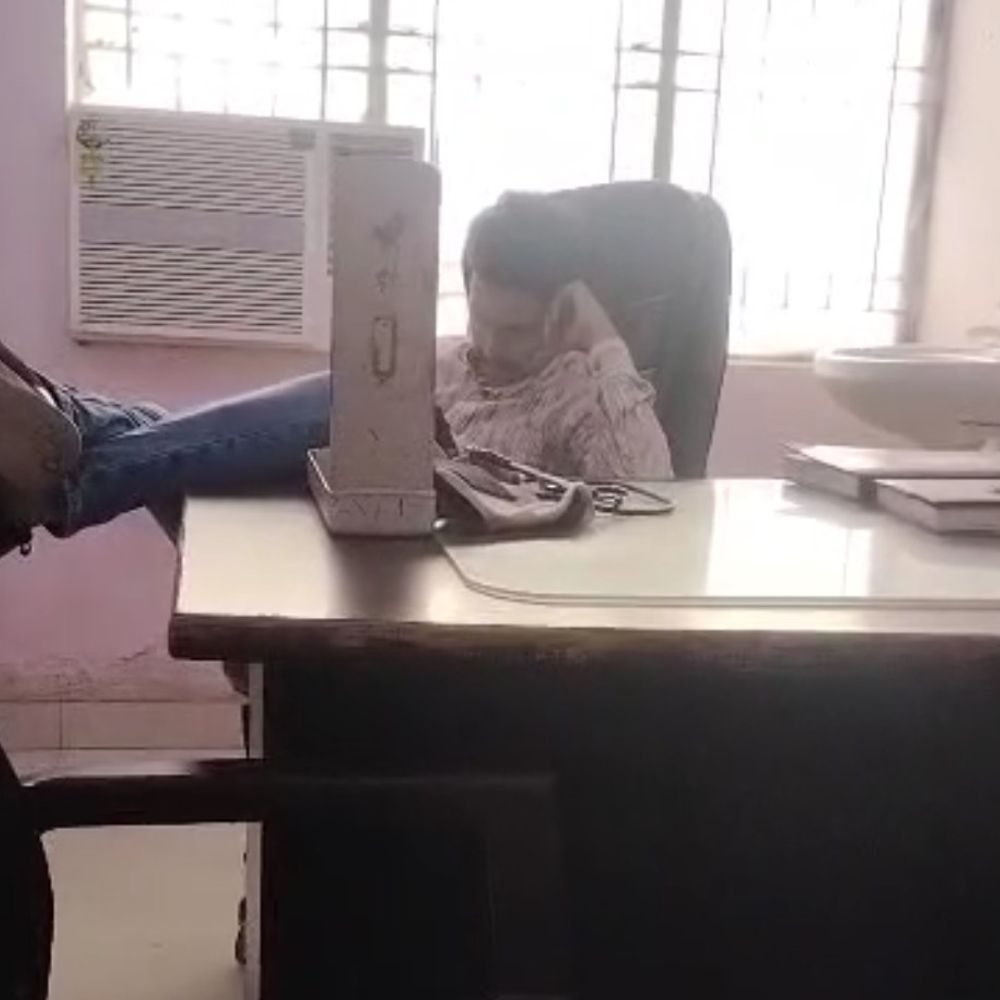 मेडिकल स्टोर संचालक ने डॉक्टर की कुर्सी पर जमाया कब्जा:शोहरतगढ़ स्वास्थ्य केंद्र में युवक ने दूसरी कुर्सी पर रखे पैर
