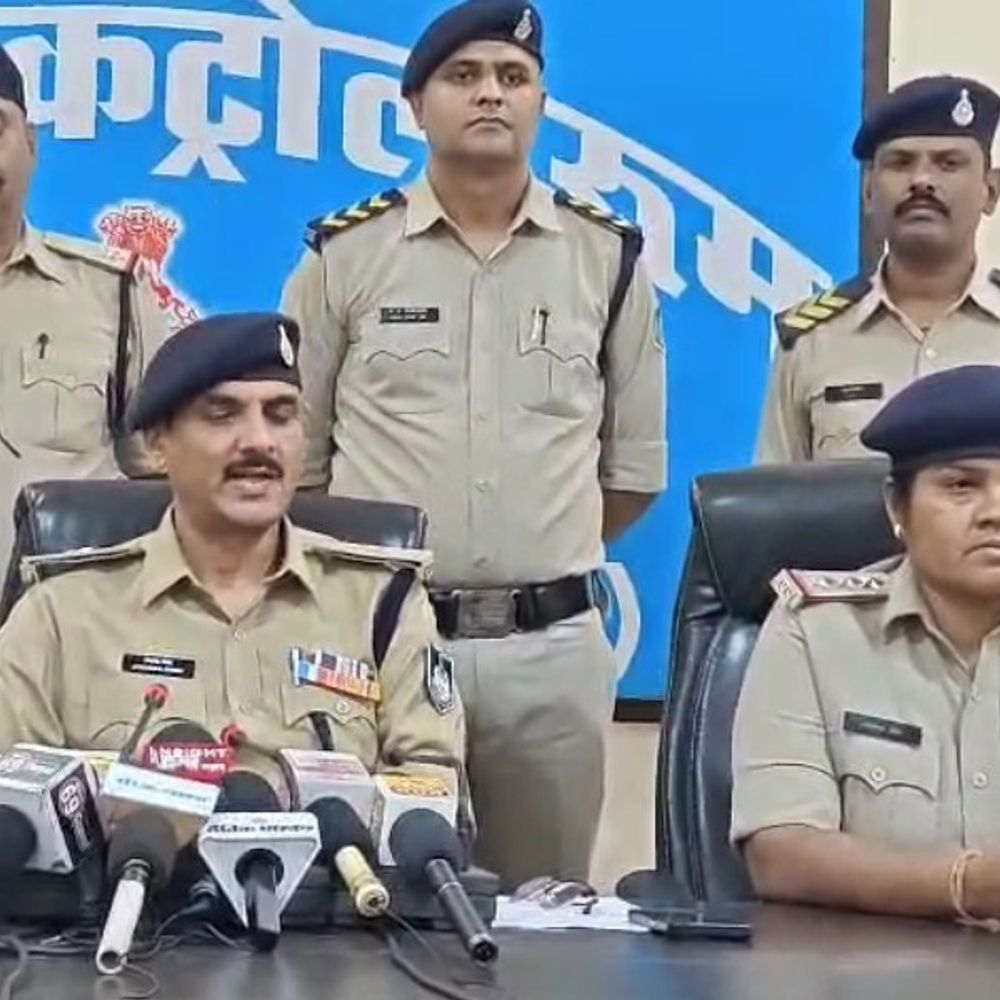 कट्टा-चाकू दिखाकर मजदूर से लूटे 50 हजार:यादव कॉलोनी में वारदात, दो आरोपी पकड़े; 5 हजार रुपए, हथियार बरामद