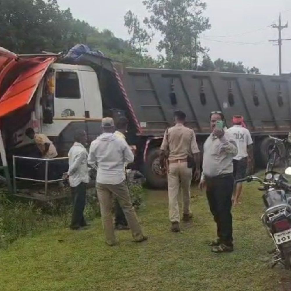 कटनी में हाईवा ने 6 लोगों को कुचला:एक गंभीर घायल जबलपुर रेफर, बारिश से बचने यात्री प्रतीक्षालय में बैठे थे