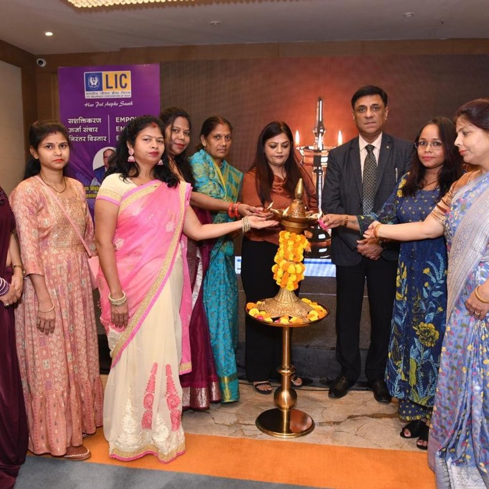 LIC इलाहाबाद में एजेंटों का सम्मान समारोह:प्लैटिनम ब्रिगेड टीम ने आयोजित की प्रशिक्षण संगोष्ठी, 22 एजेंटों को किया सम्मानित