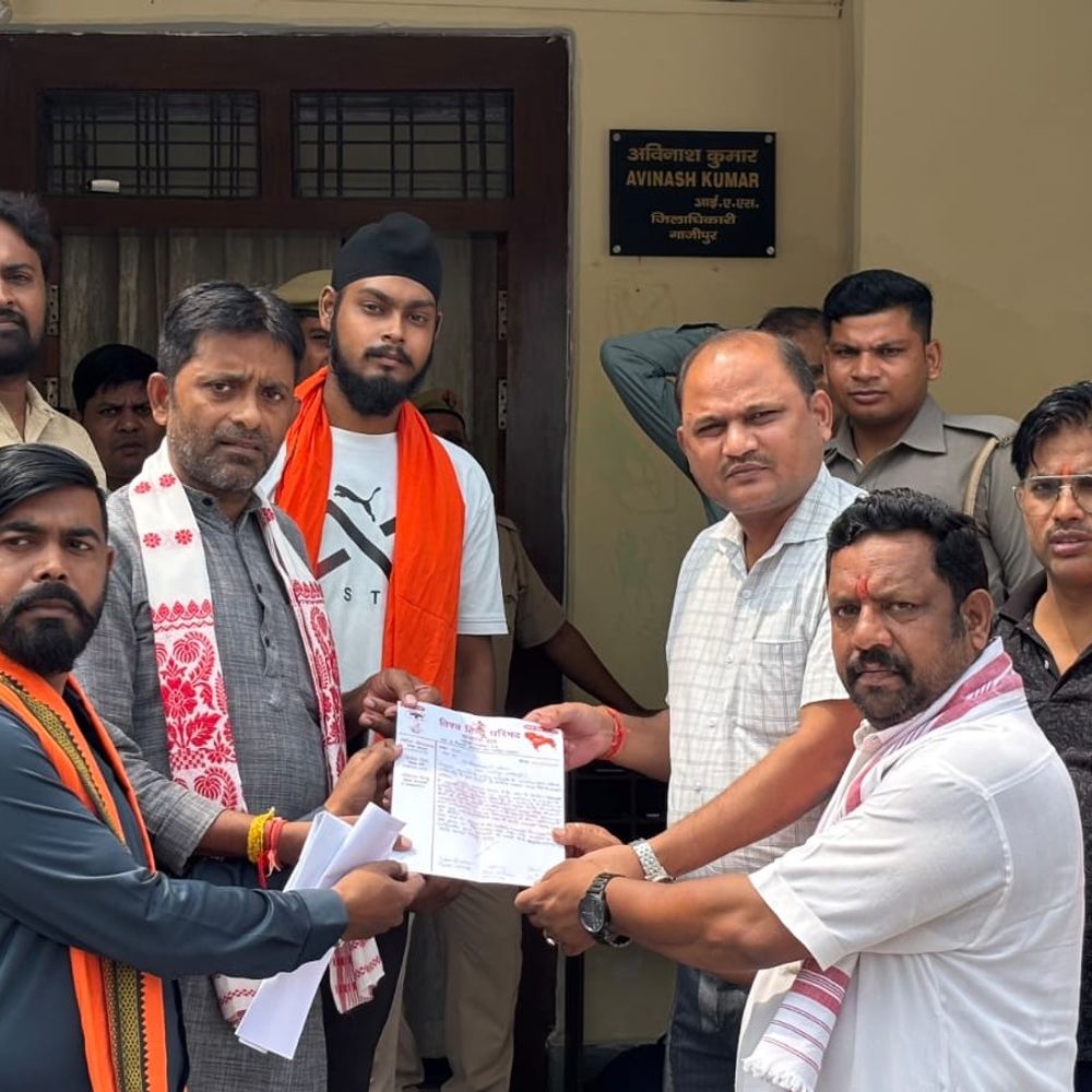 नवरात्रि में डांडिया कार्यक्रम में अश्लील गानों पर विरोध:गाजीपुर में VHP और बजरंग दल के कार्यकर्ताओं ने ADM को सौंपा ज्ञापन, कार्रवाई की मांग