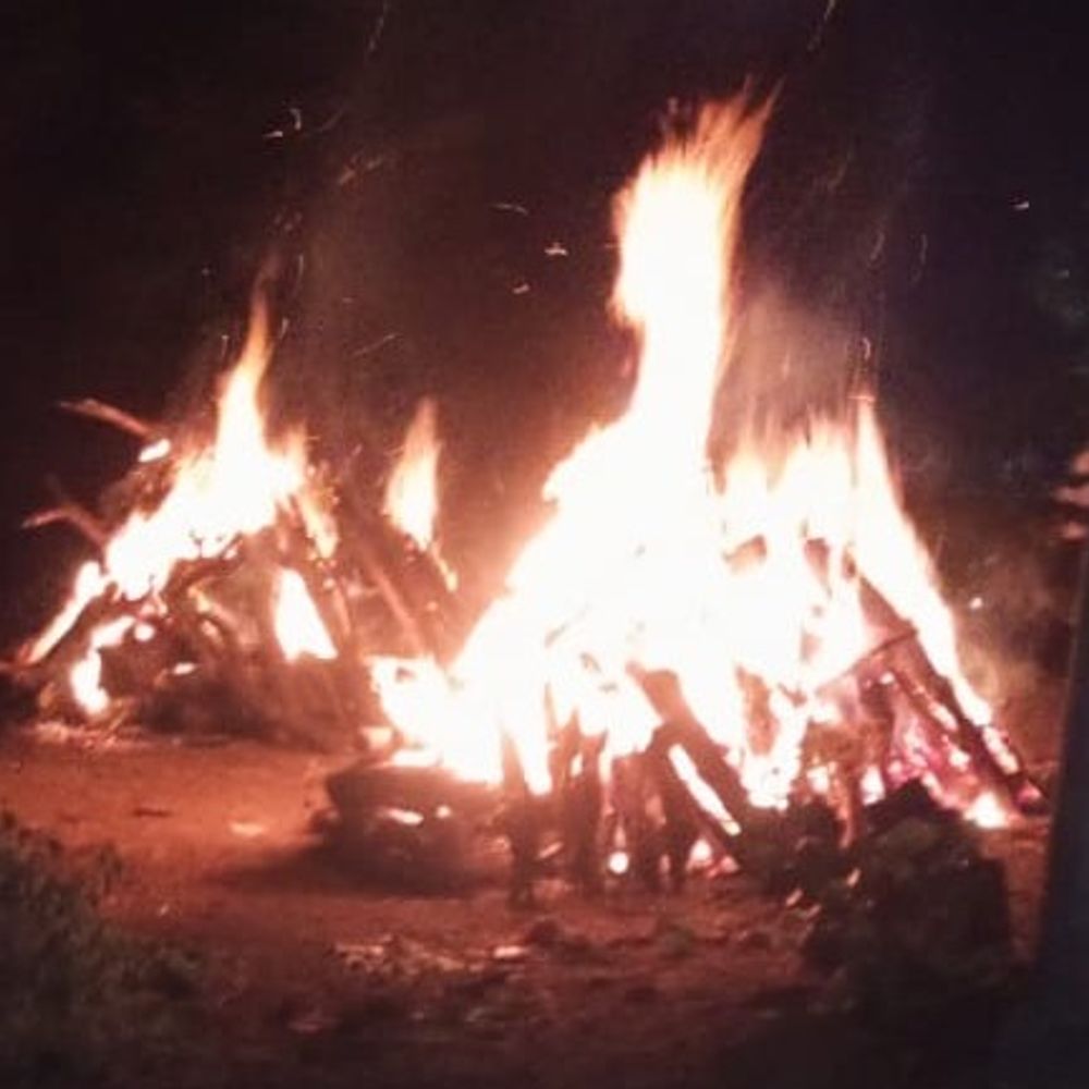 आगर में एक साथ जली पिता-पुत्री की चिता:एक हफ्ते पहले मकान में आग लगने से झुलसे थे दोनों