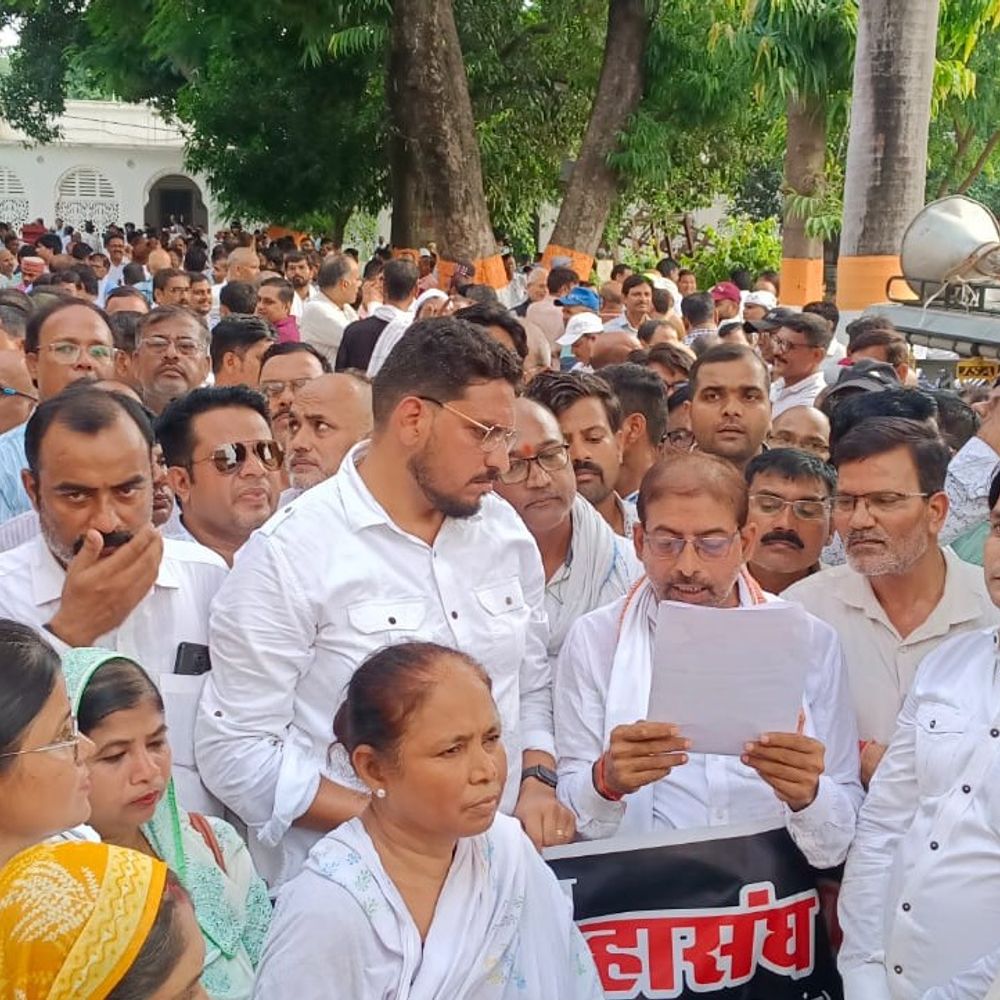देवरिया में TET अनिवार्यता का विरोध:शिक्षकों ने DM को दिया ज्ञापन, आंदोलन की दी चेतावनी