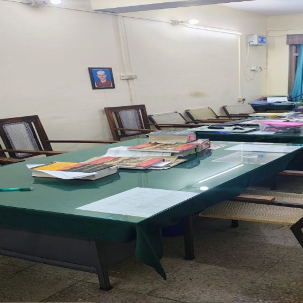 विकास भवन में अनुशासन की कार्रवाई, कुर्सियां खाली मिली:डीएम ने गेट पर खड़े होकर देरी से आने वाले कर्मचारियों के वेतन रोकने के दिए आदेश