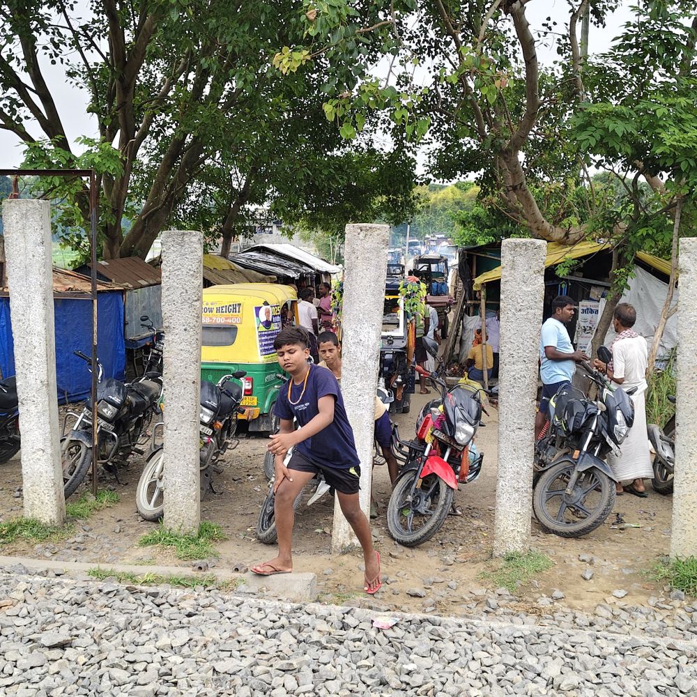 भागलपुर के भुवालपुर में रेलवे ओवरब्रिज की मांग:बाढ़ के कारण अंडरपास से आवाजाही बंद, 35 हजार लोग प्रभावित; प्रदर्शन