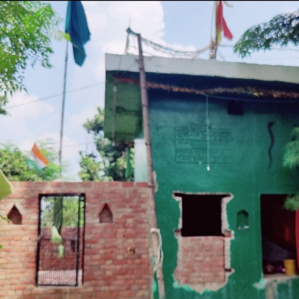 बिना अनुमति धार्मिक स्थल का निर्माण:संभल में किसान का निर्माण कार्य रोका, शांतिभंग में कार्रवाई
