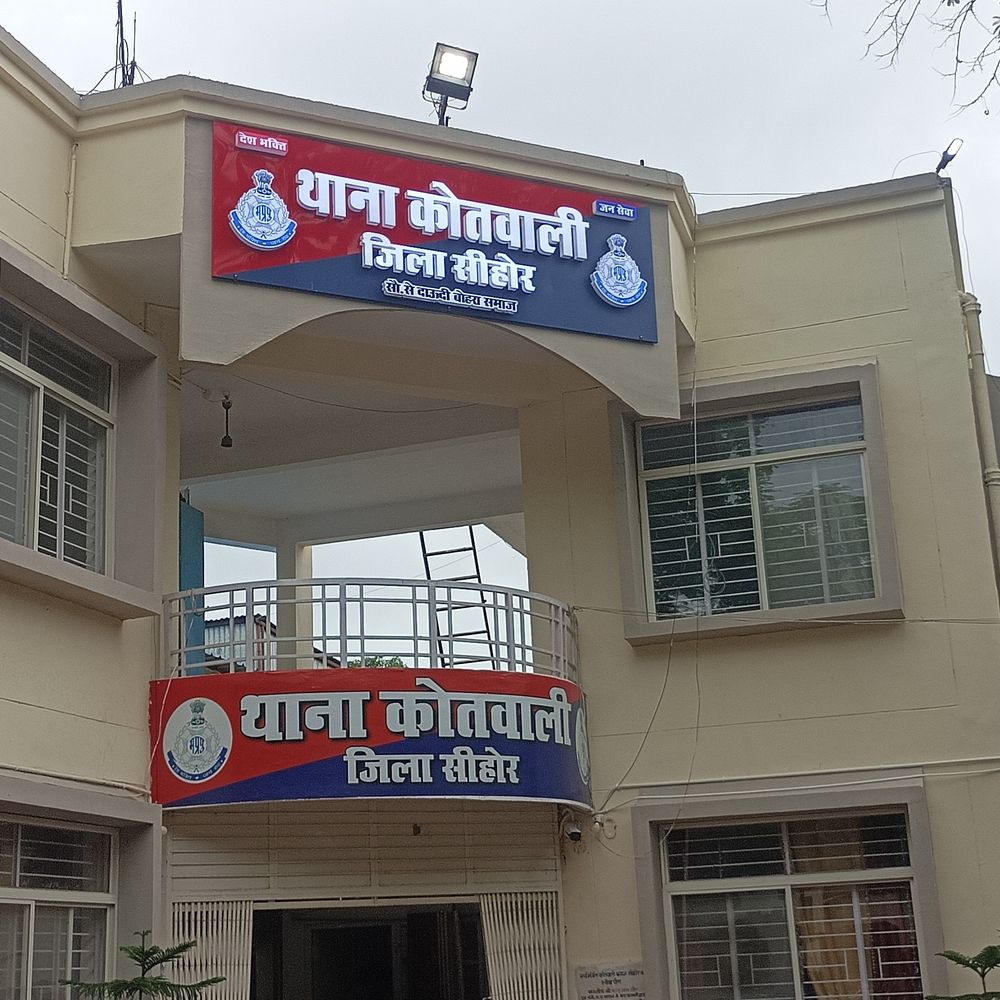 क्रिसेंट रेसीडेंसी कॉलोनी में 30 लाख की चोरी:बैंक मैनेजर के घर का मेन गेट तोड़ा, 10 लाख नगद, 20 लाख के गहने गायब