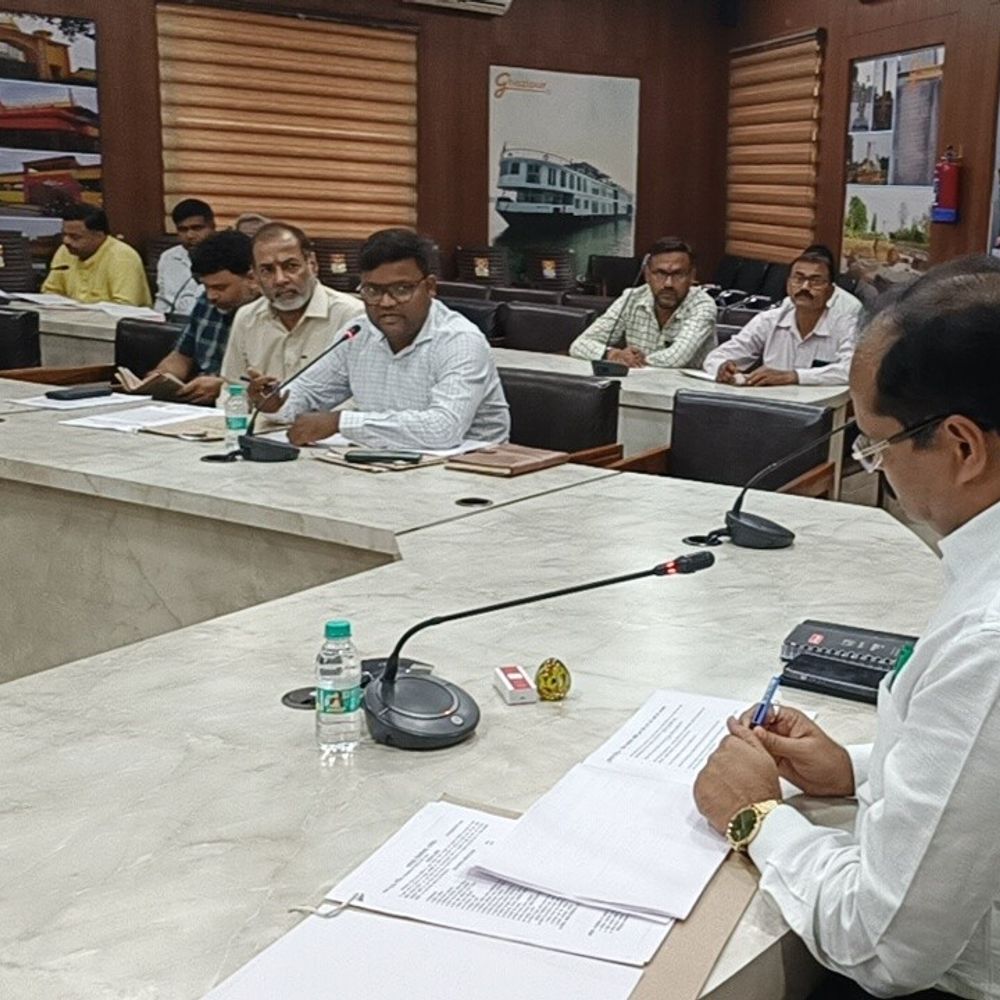 गाजीपुर में रोजगार मिशन की बैठक:जिला कार्यकारी समिति ने युवाओं को रोजगार देने की योजना बनाई, सीडीओ ने दिए निर्देश