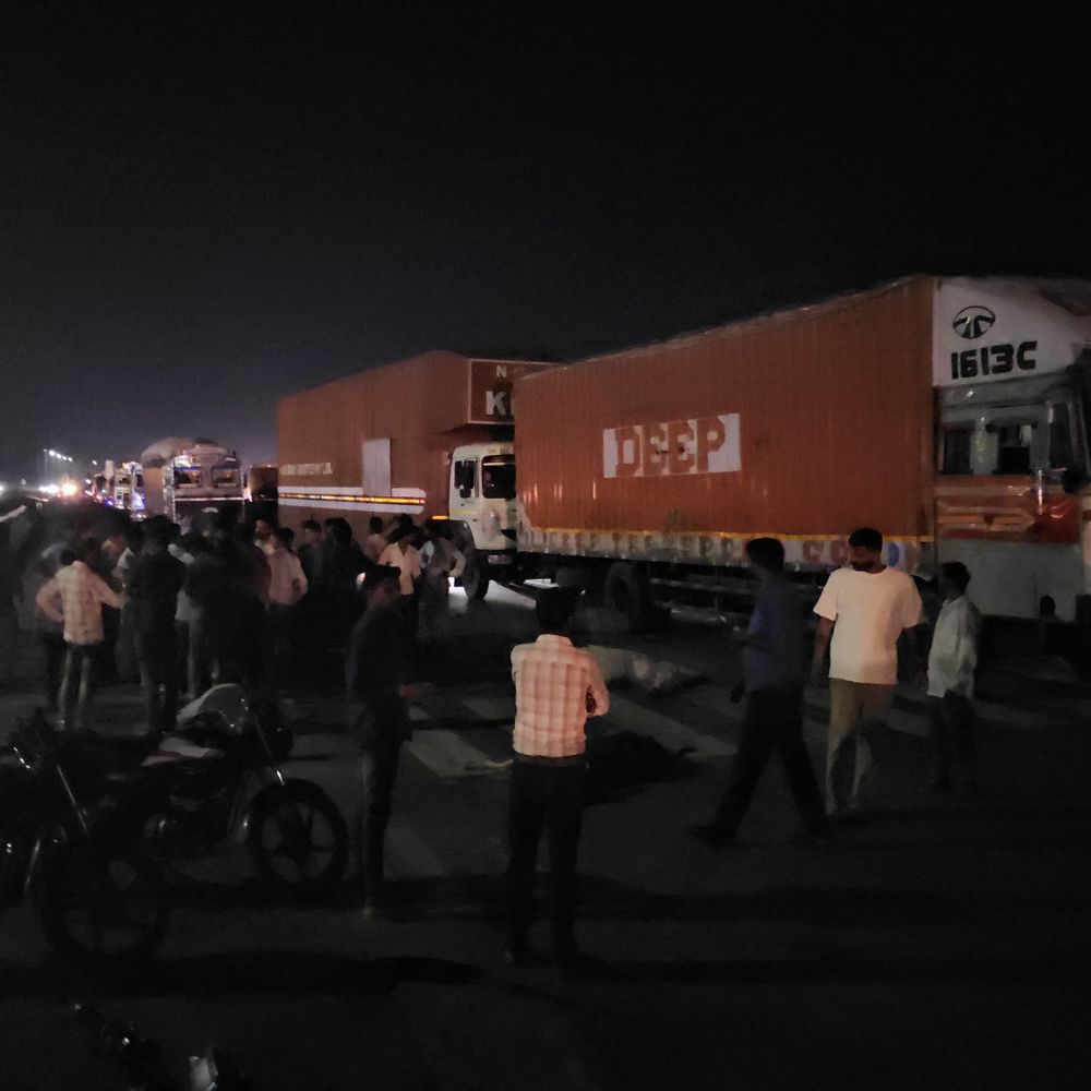 शाजापुर में हाईवे पर कंटेनर ने 6 गायों को रौंदा:सभी की मौत, गुस्साए लोगों ने किया चक्काजाम, 5 किमी तक फंसे वाहन