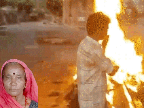 हिंदू महिला को मुस्लिम युवक ने दी मुखाग्नि:बोले- त्रिवेणी में विसर्जित करूंगा अस्थियां, मिसाल बना मां-बेटे का रिश्ता
