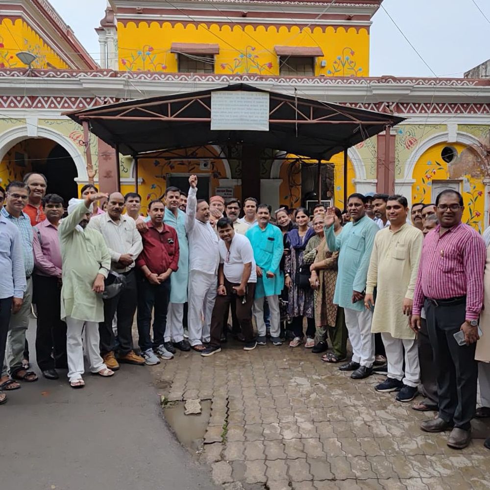 प्रयागराज के शिक्षकों ने PM को भेजा ज्ञापन:कहा, स्कूलों में पढ़ा रहे शिक्षकों पर न हो TET की अनिवार्यता