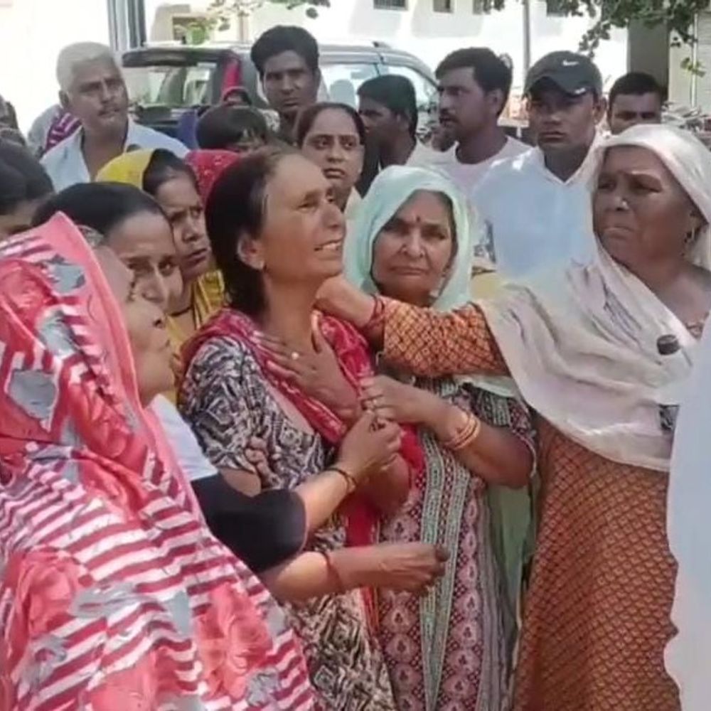 मेरठ में कार ने मारी टक्कर, युवक की मौत:परिजनों का हंगामा, बोले-इलाज कराने की बात कहकर...नाले में फेंक कर भागा