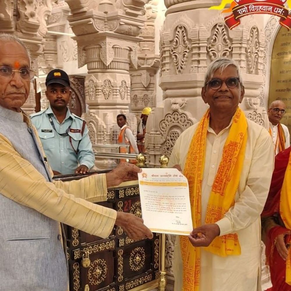 ट्रस्ट के नए सदस्य ने किए रामलला के दर्शन:बोले- जो भी जिम्मेदारी मिलेगी, उसका निर्वहन करूंगा, चंपत राय ने सौंपा नियुक्ति पत्र