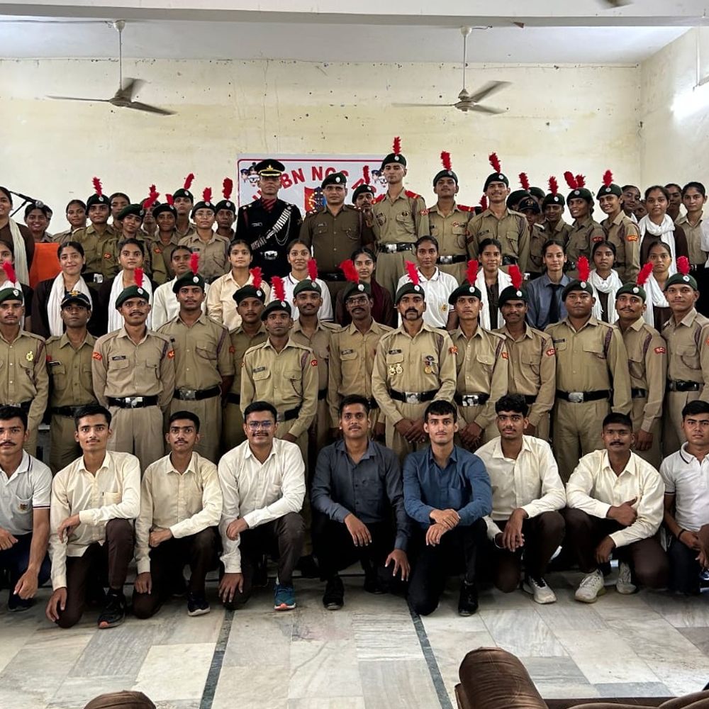 आरबीएस कॉलेज के दिव्यांशु बने लेफ्टिनेंट:आर्टिलरी रेजीमेंट में मिली नियुक्ति, कॉलेज में हुआ सम्मान