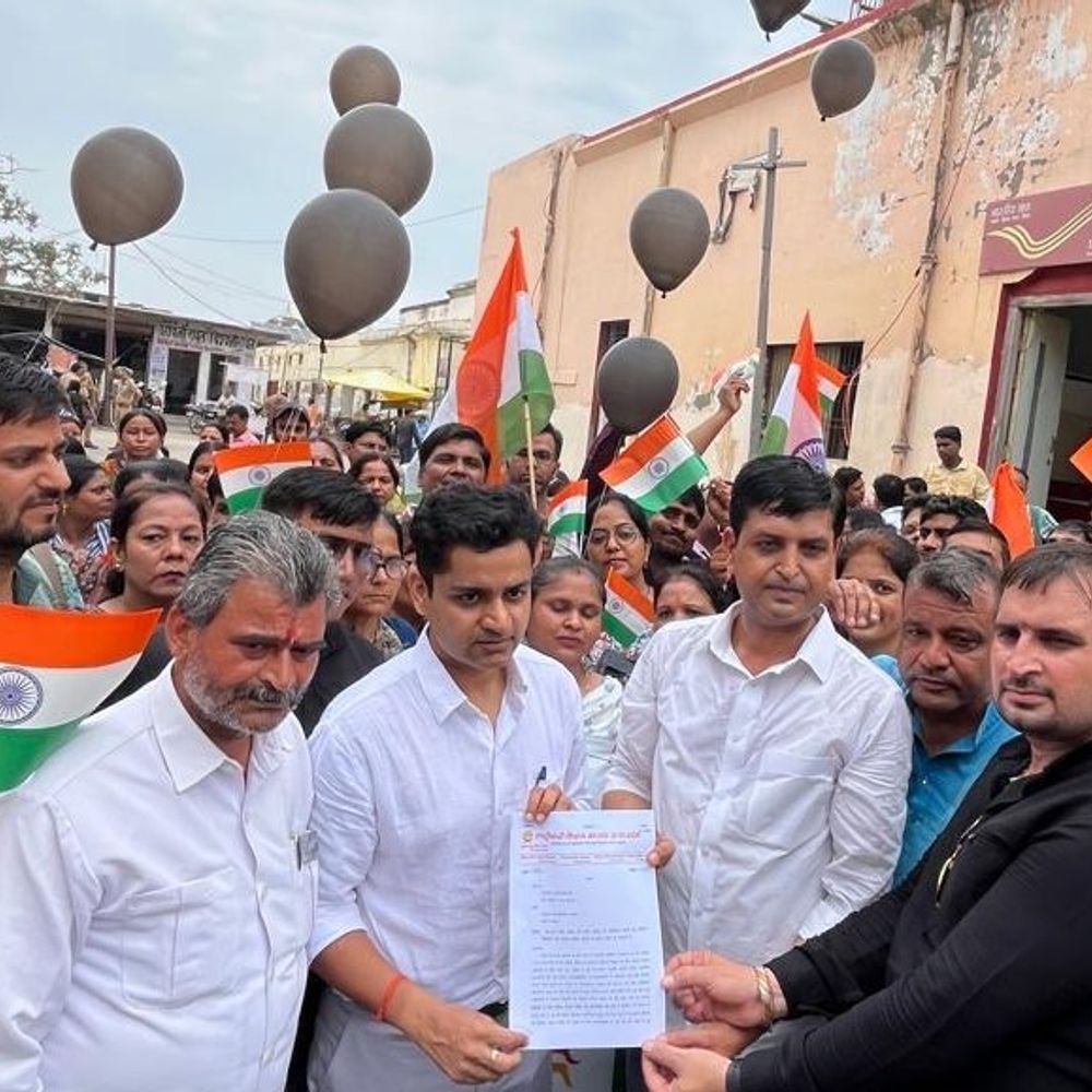 आगरा में शिक्षकों का प्रदर्शन...काले गुब्बारे लेकर जिला मुख्यालय पहुंचे:पैदल मार्च किया, टेट वापस लो के नारे लगाए; आंदोल की चेतावनी दी