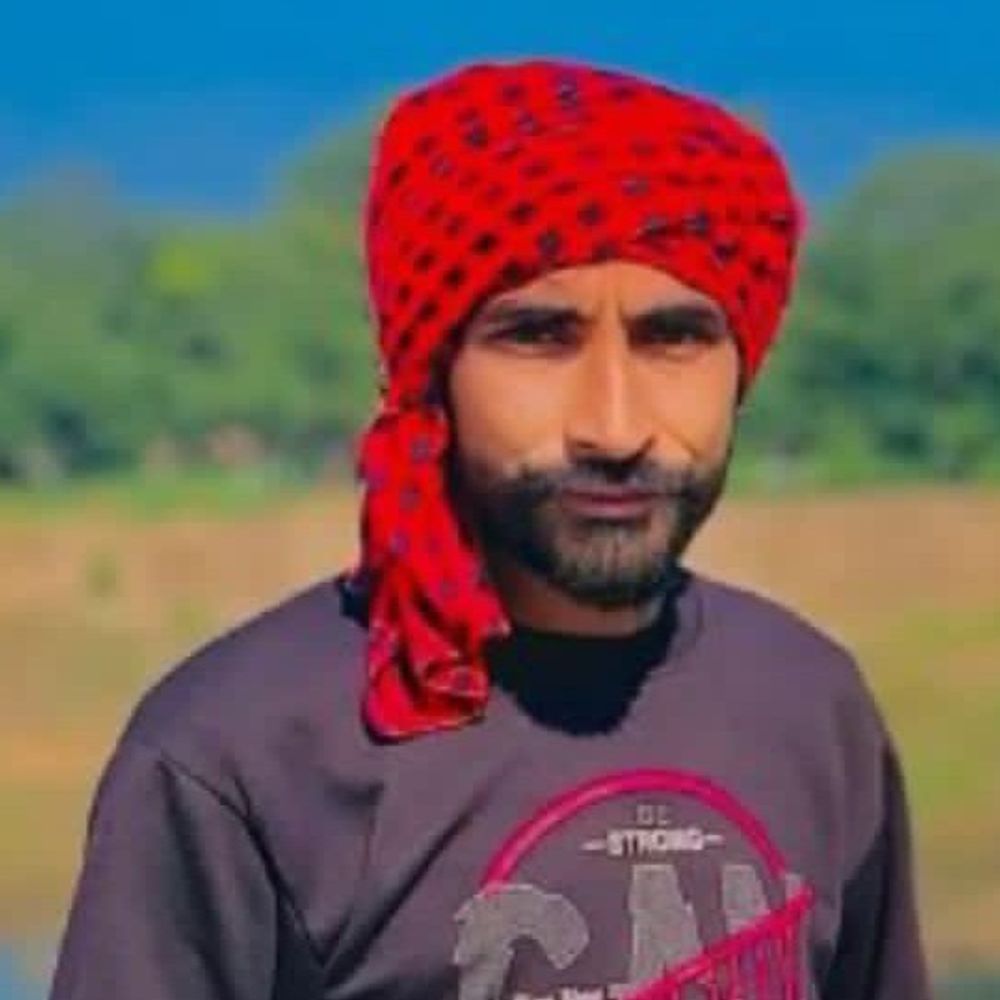बिजनौर में युवक की हत्या:परिजन बोले- खेत जाने के लिए निकला था, आम की बाग में मिला खून से सना शव