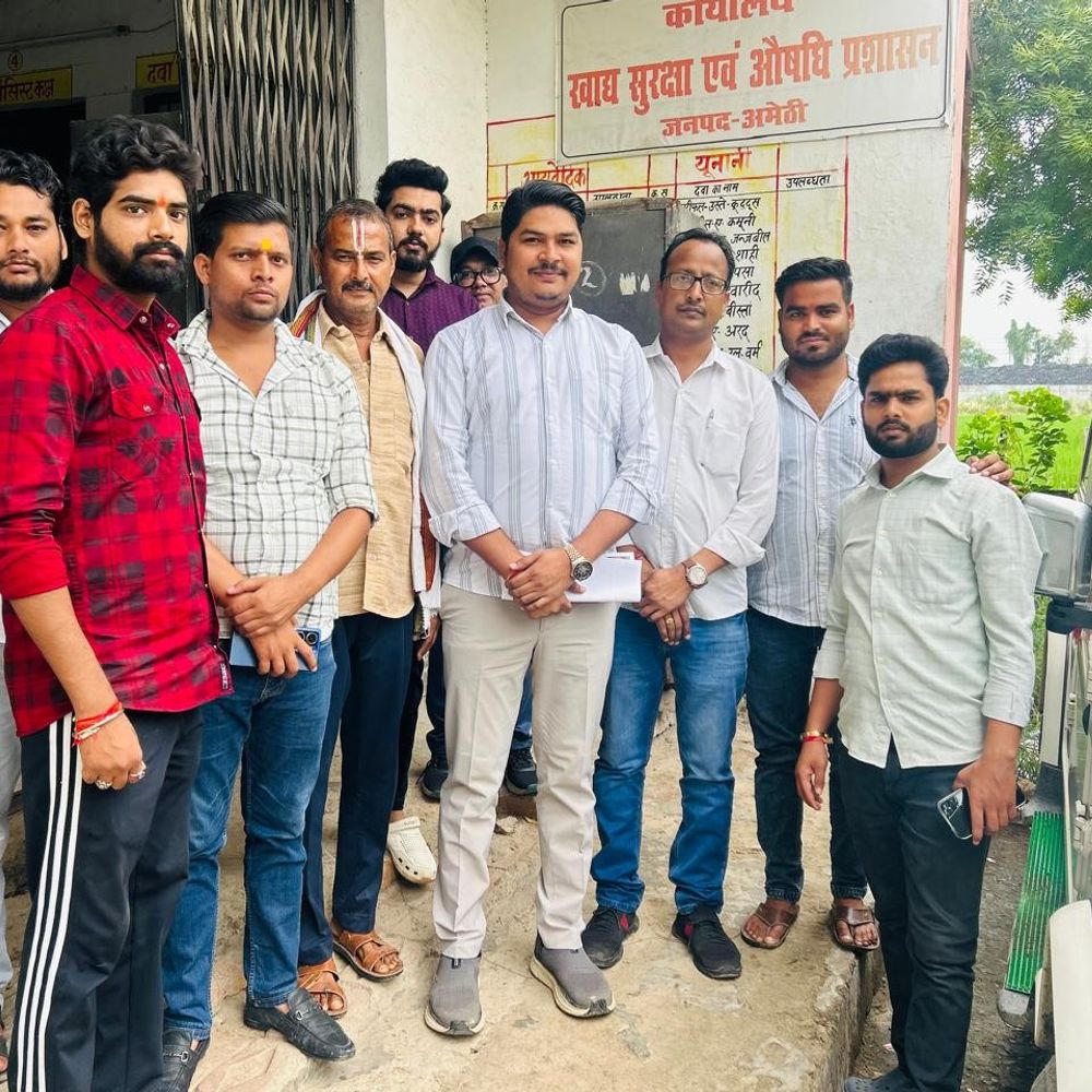 व्यापारियों ने खाद्य आयुक्त को दिया ज्ञापन:अमेठी में त्योहारी सीजन में जांच से परेशान, 17 मांगें रखीं