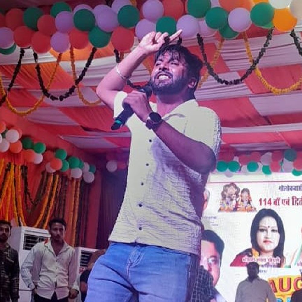 दाऊजी महाराज मेले में लाफ्टर शो:हाथरस में हजारों लोगों ने रात भर देखा कॉमेडी शो, कलाकारों ने बांधा समां