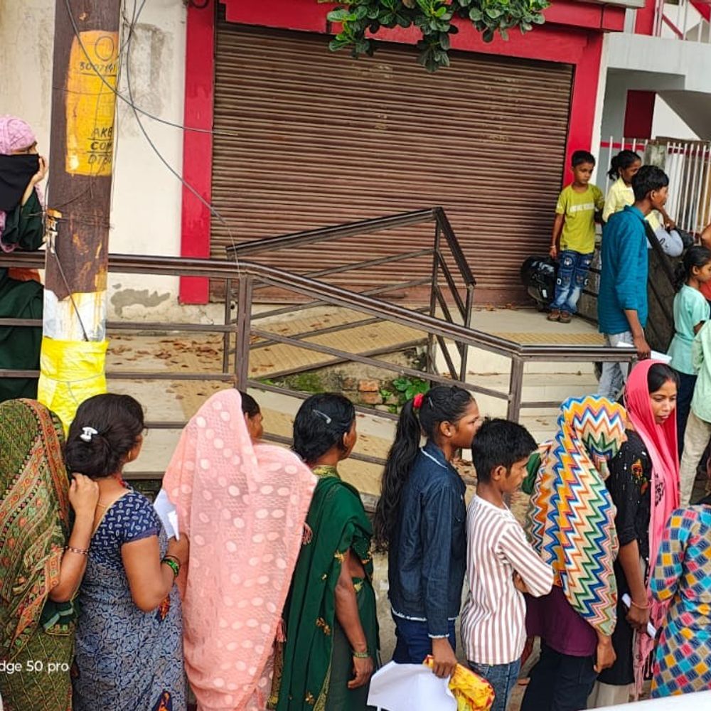आधार कार्ड के लिए लोगों की लंबी कतार:सुबह 6 बजे से लाइन, पेट्रोल पंप तक पहुंची भीड़; पैसे लेकर काम करने का आरोप