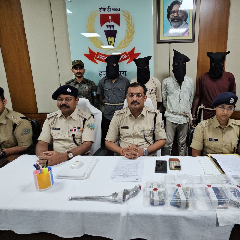 हजारीबाग में दो लूट कांड का खुलासा:  CSP सेंटर और माइक्रोफाइनेंस कंपनी से लूट के 4 आरोपी गिरफ्तार, हथियार बरामद – Hazaribagh News