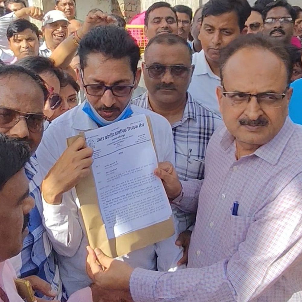 शिक्षकों का TET अनिवार्यता के खिलाफ जमकर विरोध:सीतापुर में हजारों शिक्षकों ने सड़कों पर उतरकर किया प्रदर्शन
