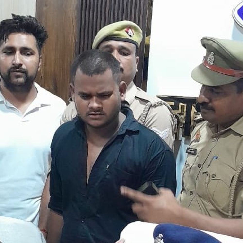 हाथरस में HDFC बैंक में 5 करोड़ का फ्रॉड:मिठाई विक्रेता ने ओवरड्राफ्ट से की धोखाधड़ी, गिरफ्तार; बैंक कर्मियों की भूमिका संदिग्ध