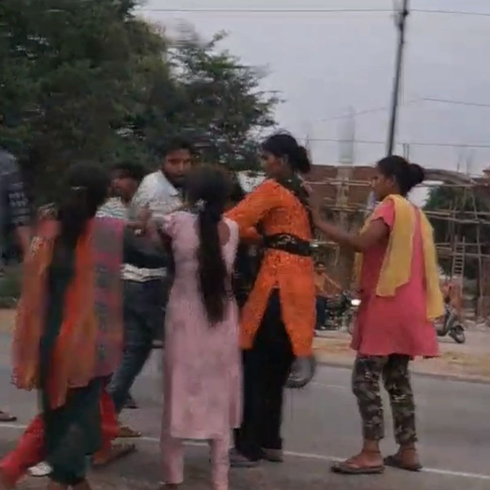बरेली में महिलाओं ने युवक को सरेआम पीटा:लात-घूंसों और डंडों से पिटाई, वीडियो सोशल मीडिया पर वायरल, पुलिस ने शुरू की जांच