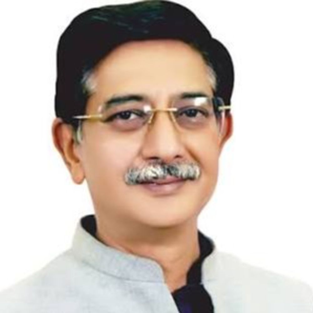 सांसद ने DM से कहा-खाद वितरण युद्ध स्तर पर कराएं:झांसी में किल्लत के चलते अराजकता न फैल जाए, छोटे समितियों पर पर्याप्त है स्टॉक