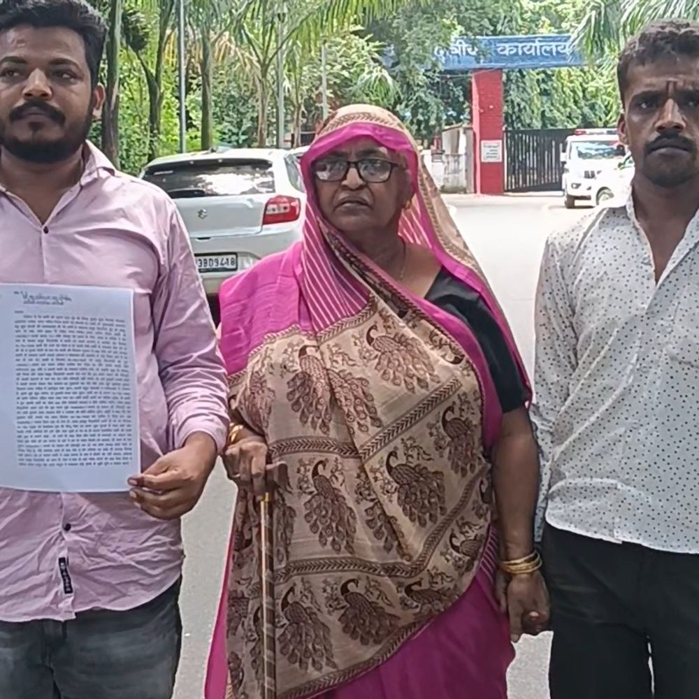झांसी IG के पास पहुंचा व्यापारी ,बोला दबंग सता रहे:कहा-एक साल पहले सपा नेता से 1 लाख रुपए उधार लिया था, अब मांग रहे मकान