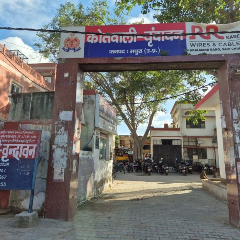 मथुरा में विदेशी महिला के फ्लैट में चोरी:राशियन बिल्डिंग में चोरों ने दी दस्तक, ताला तोड़कर कीमती सामान किया चोरी