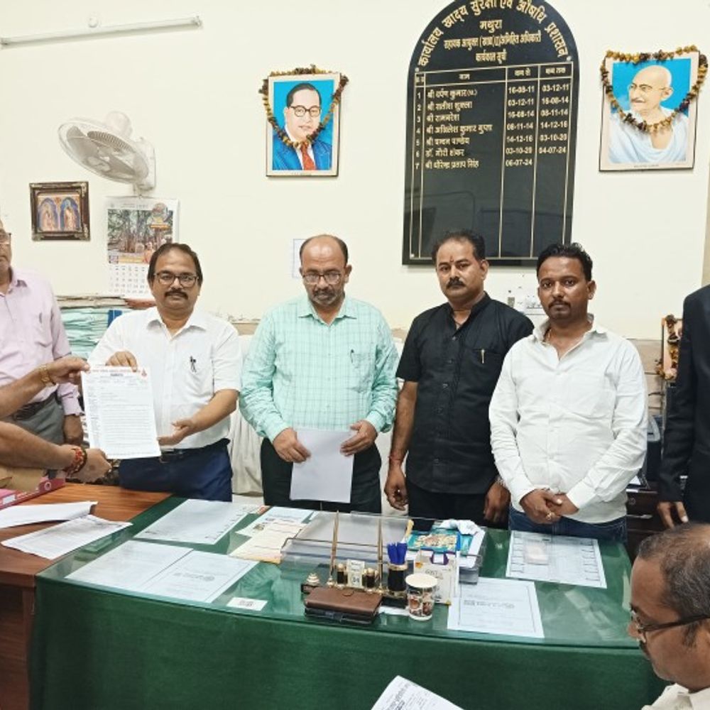 मथुरा में व्यापारियों ने किया प्रदर्शन:खाद्य सुरक्षा ऑफिस पर दिया ज्ञापन, खाद्य सुरक्षा एवं मानक अधिनियम के अंतर्गत की जा रही कार्यवाही का किया विरोध