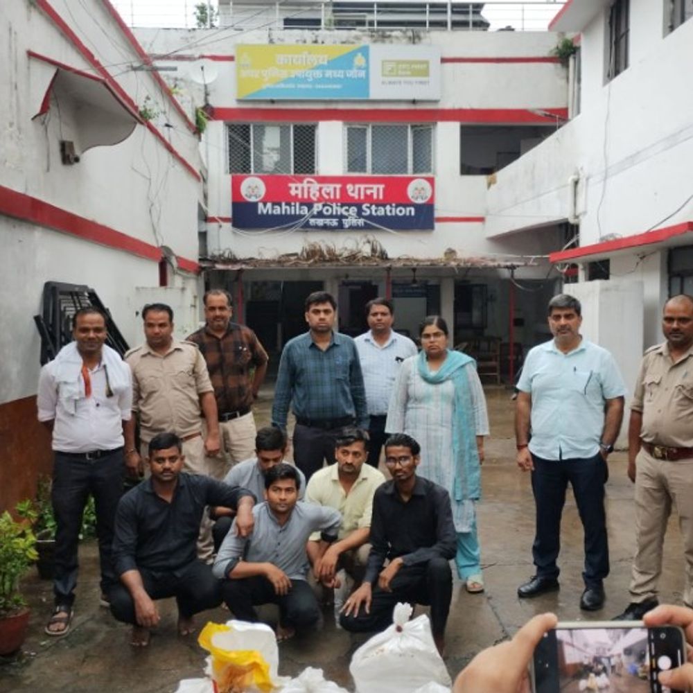 लखनऊ में आबकारी विभाग ने टनाटन रेस्टोरेंट पर मारा छापा:ब्रांडेड शराब की अवैध बोतल पकड़ी गई; 8 आरोपी गिरफ्तार